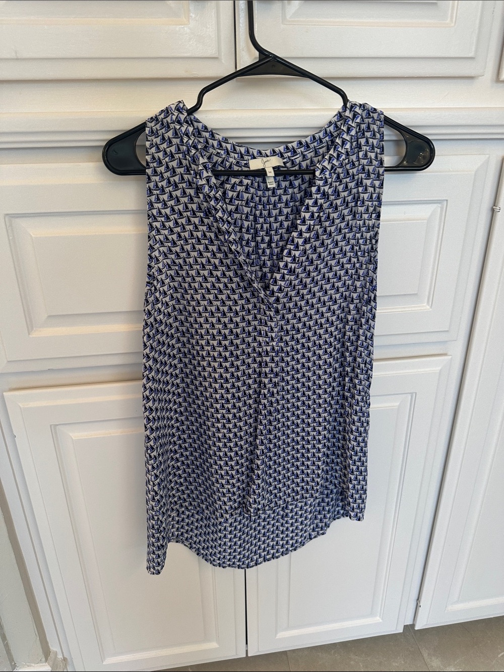 Sleeveless Geometric Print V-Neck Shell - Navy/White